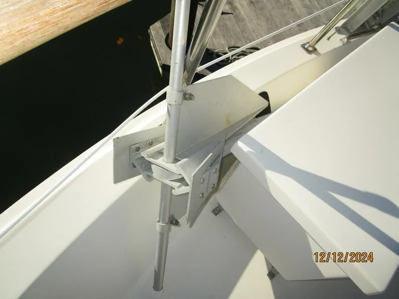 Slide: The Image of 48' Hatteras spare anchor - 4900535
