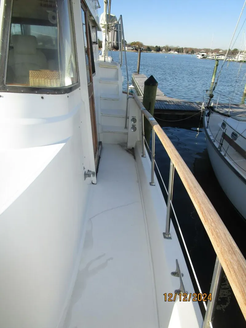 Slide: The Image of 48' Hatteras port side deck2 - 4900521