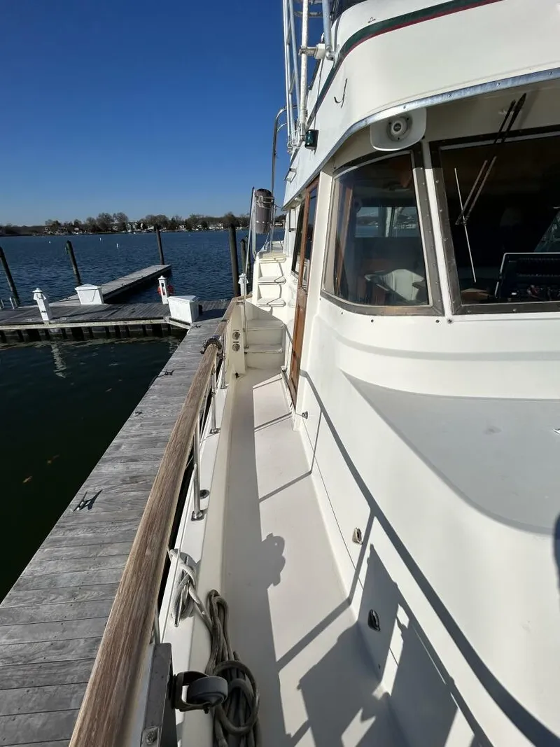 Slide: The Image of 48' Hatteras starboard side deck1 - 4900542