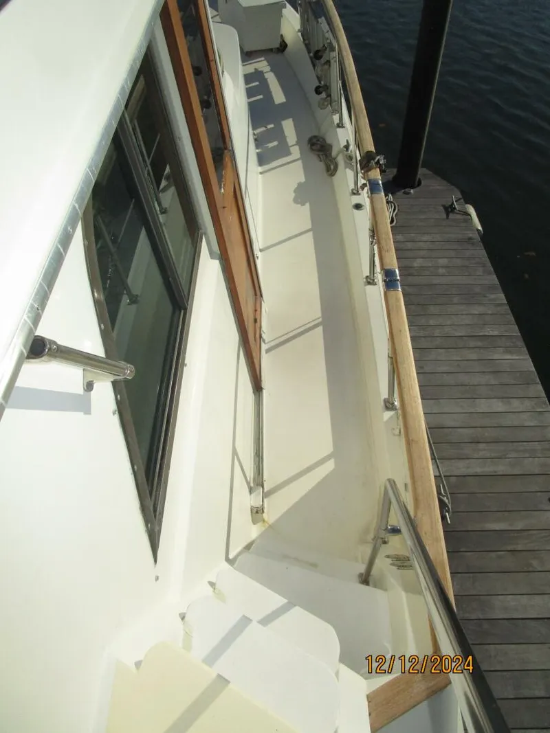 Slide: The Image of 48' Hatteras starboard side deck2 - 4900544