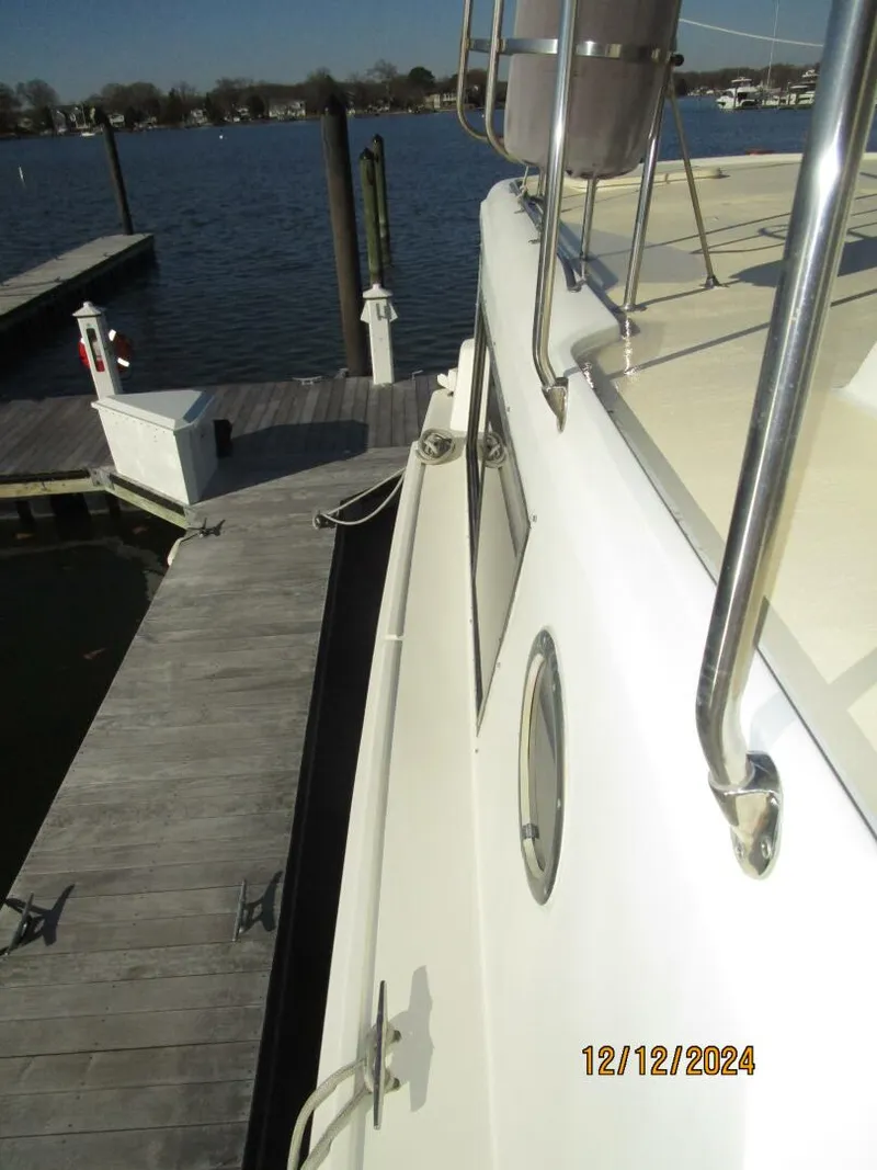 Slide: The Image of 48' Hatteras starboard side deck3 - 4900543