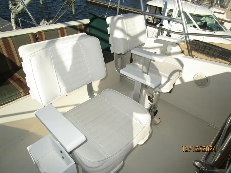 Slide: The Image of 48' Hatteras flybridge helmseats - 4900460