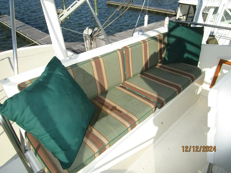 Slide: The Image of 48' Hatteras flybridge aft seating - 4900456