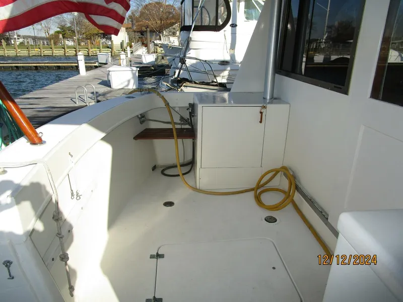 Slide: The Image of 48' Hatteras aftdeck port - 4900444