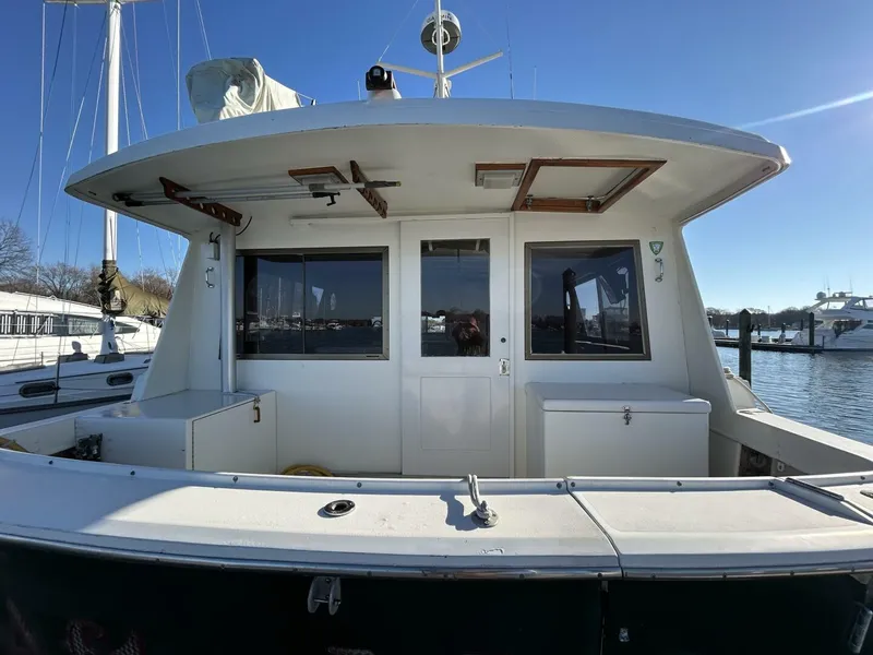Slide: The Image of 48' Hatteras aftdeck forward - 4900442
