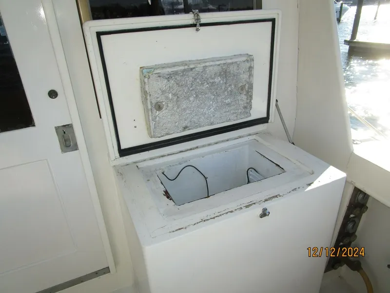 Slide: The Image of 48' Hatteras aftdeck deep freezer - 4900441
