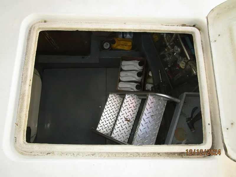 Slide: The Image of 48' Hatteras lazarette access - 4900481