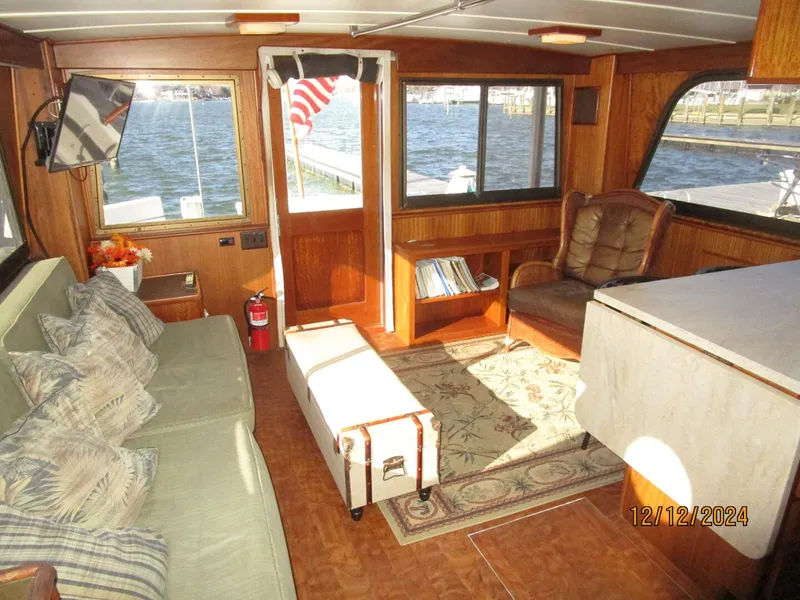 Slide: The Image of 48' Hatteras salon aft - 4900522