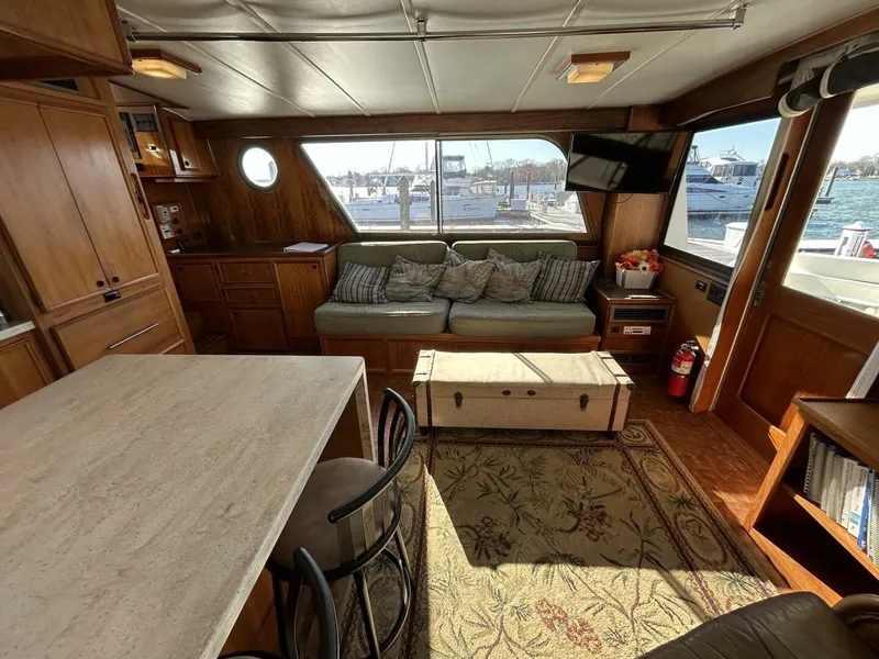 Slide: The Image of 48' Hatteras salon starboard - 4900530
