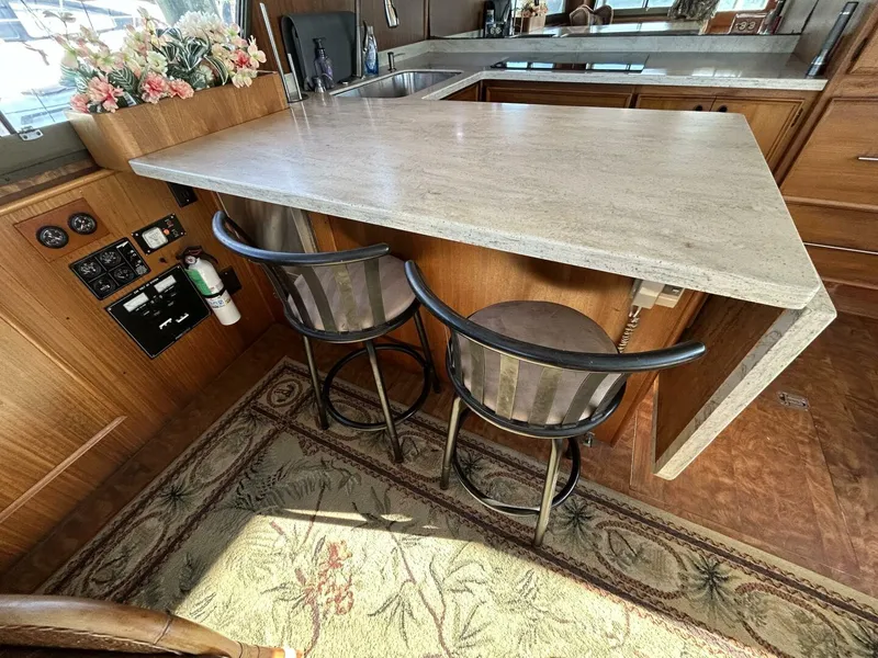 Slide: The Image of 48' Hatteras salon port countertop - 4900525