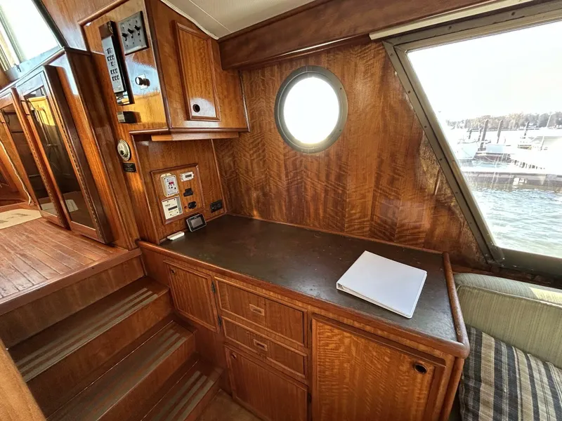 Slide: The Image of 48' Hatteras salon starboard forward - 4900529