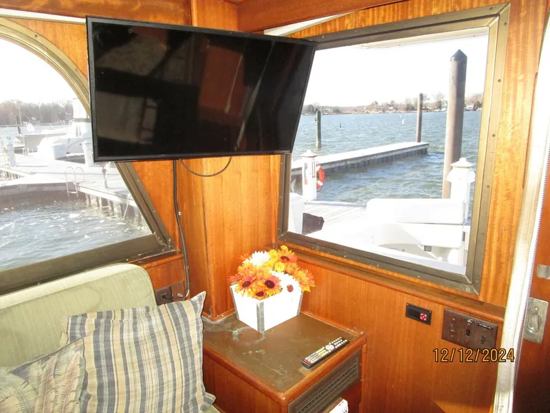 Slide: The Image of 48' Hatteras salon starboard aft - 4900528