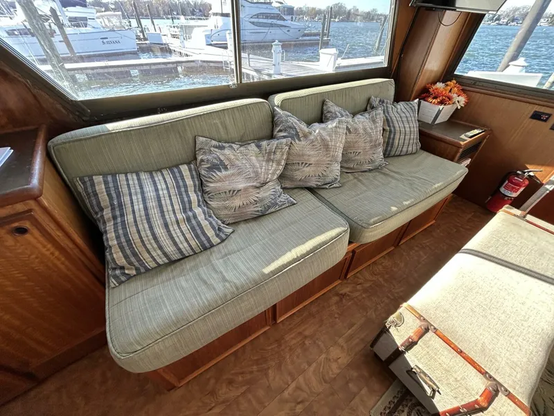 Slide: The Image of 48' Hatteras salon starboard seating - 4900531