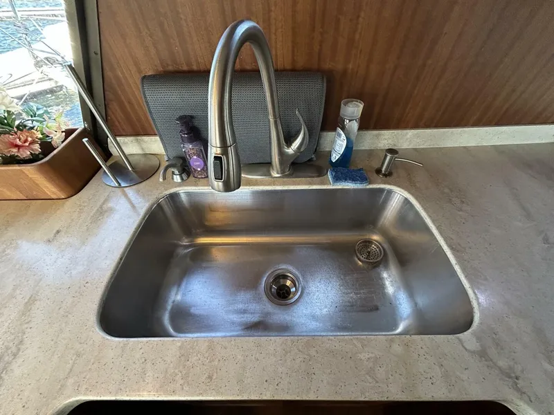Slide: The Image of 48' Hatteras galley sink - 4900468
