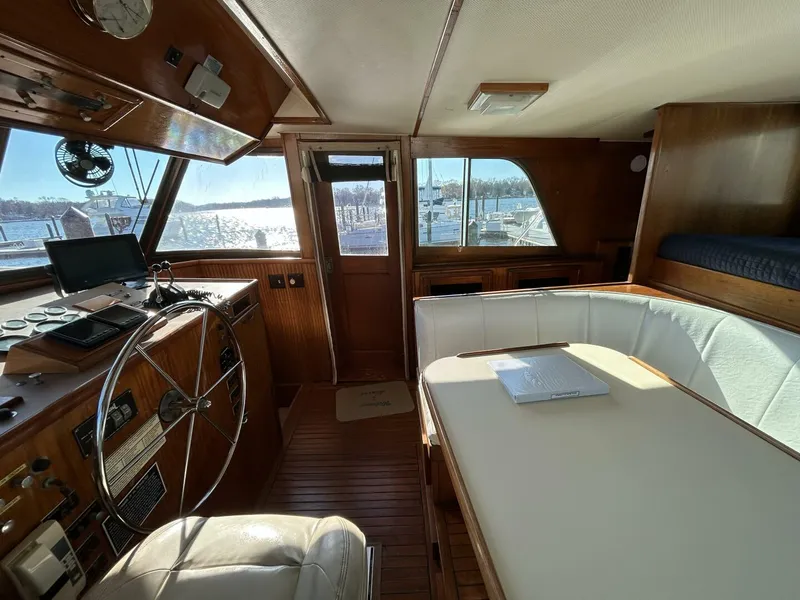 Slide: The Image of 48' Hatteras pilothouse starboard - 4900503
