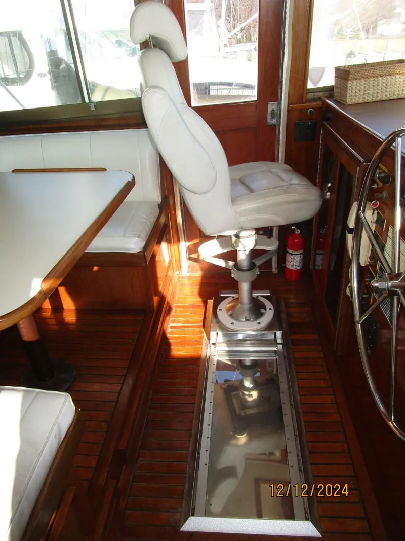 Slide: The Image of 48' Hatteras pilothouse helmseat - 4900499