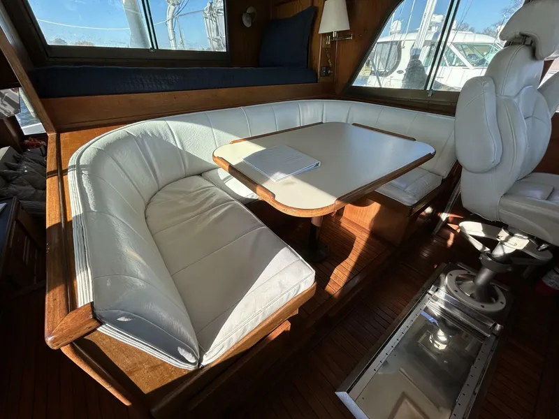 Slide: The Image of 48' Hatteras settee - 4900502