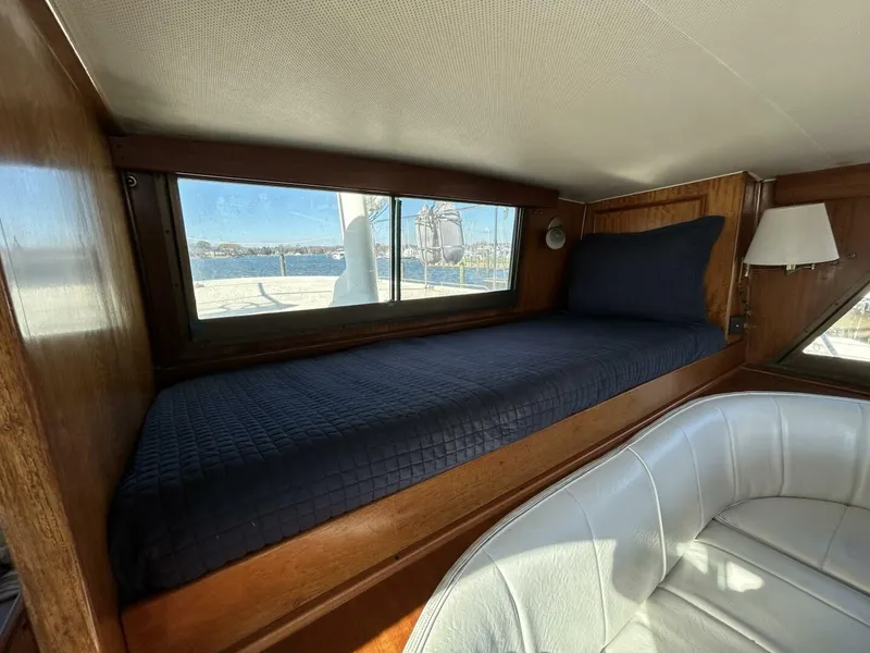Slide: The Image of 48' Hatteras pilothouse berth - 4900491