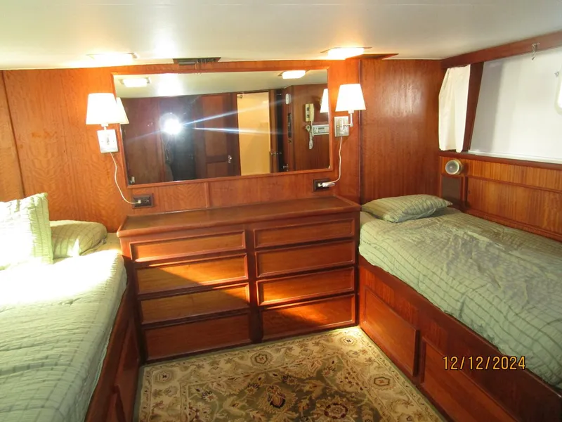 Slide: The Image of 48' Hatteras master stateroom - 4900483
