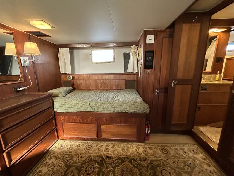 Slide: The Image of 48' Hatteras master stateroom port - 4900487
