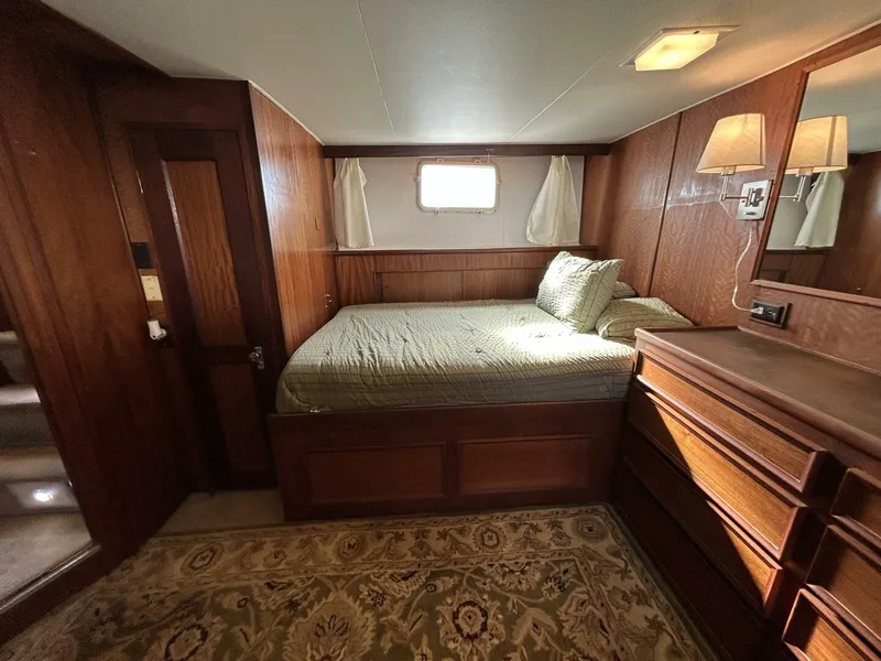 Slide: The Image of 48' Hatteras master satteroom starboard - 4900489