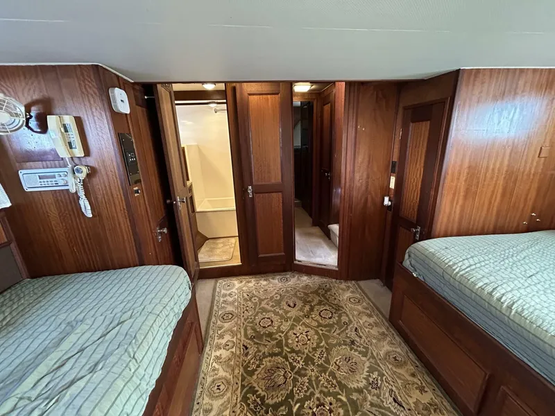 Slide: The Image of 48' Hatteras master stateroom forward - 4900484