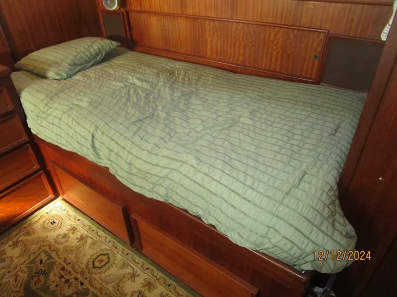 Slide: The Image of 48' Hatteras master stateroom port berth - 4900486
