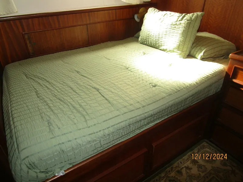 Slide: The Image of 48' Hattears master stateroom starboard berth - 4900488