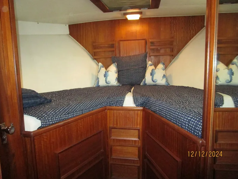 Slide: The Image of 48' Hatteras guest stateroom - 4900476