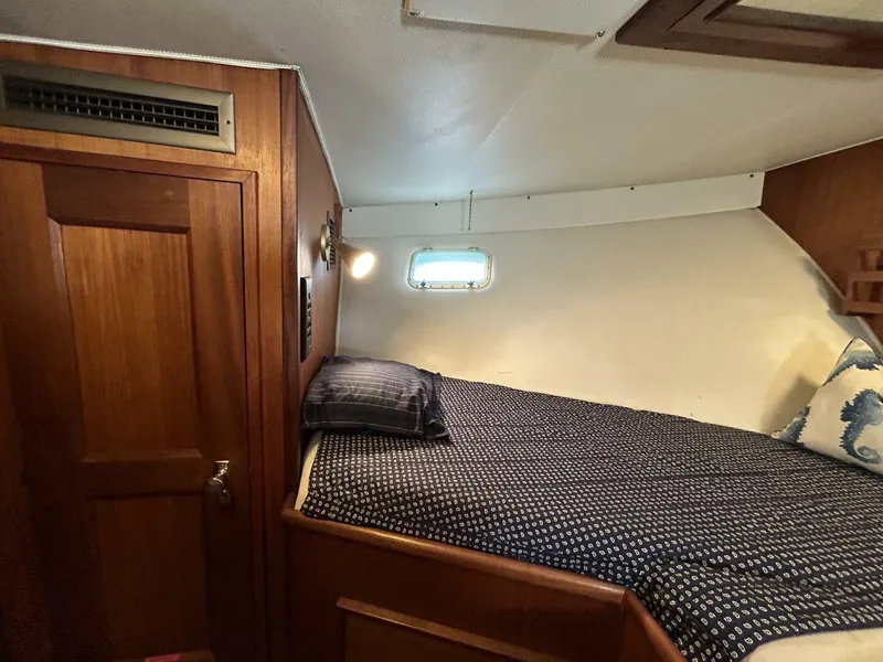 Slide: The Image of 48' Hatteras guest stateroom port - 4900478