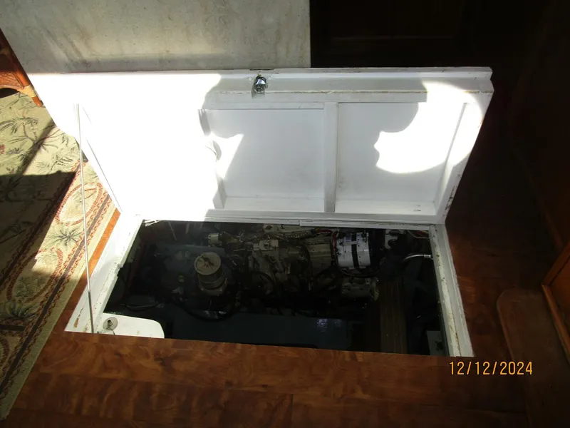 Slide: The Image of 48' Hatteras engine room access - 4900450