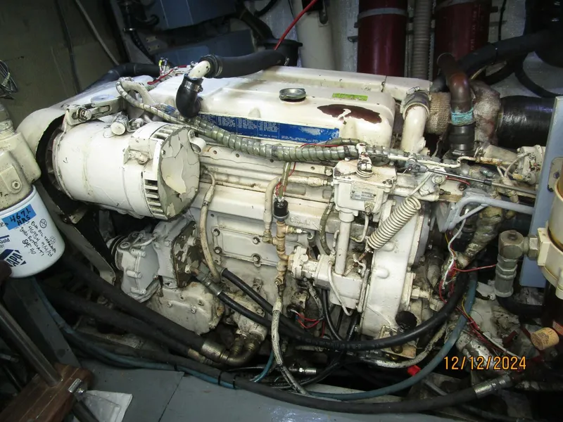 Slide: The Image of 48' Hatteras starboard main engine - 4900539