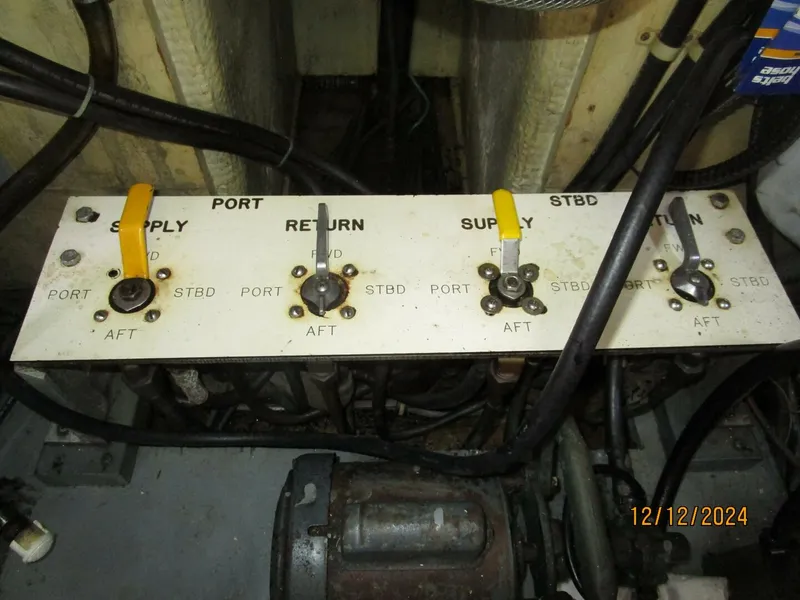 Slide: The Image of 48' Hatteras fuel manifold - 4900467
