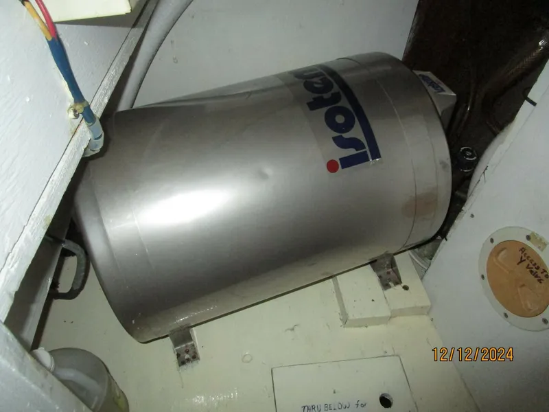 Slide: The Image of 48' Hatteras water heater - 4900551