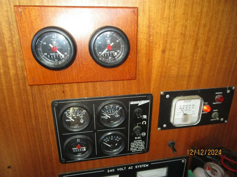 Slide: The Image of 48' Hatteras salon electrical panels - 4900523