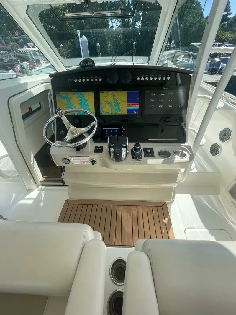 Slide: The Image of Boston Whaler 420 Outrage 2019 - 4911396
