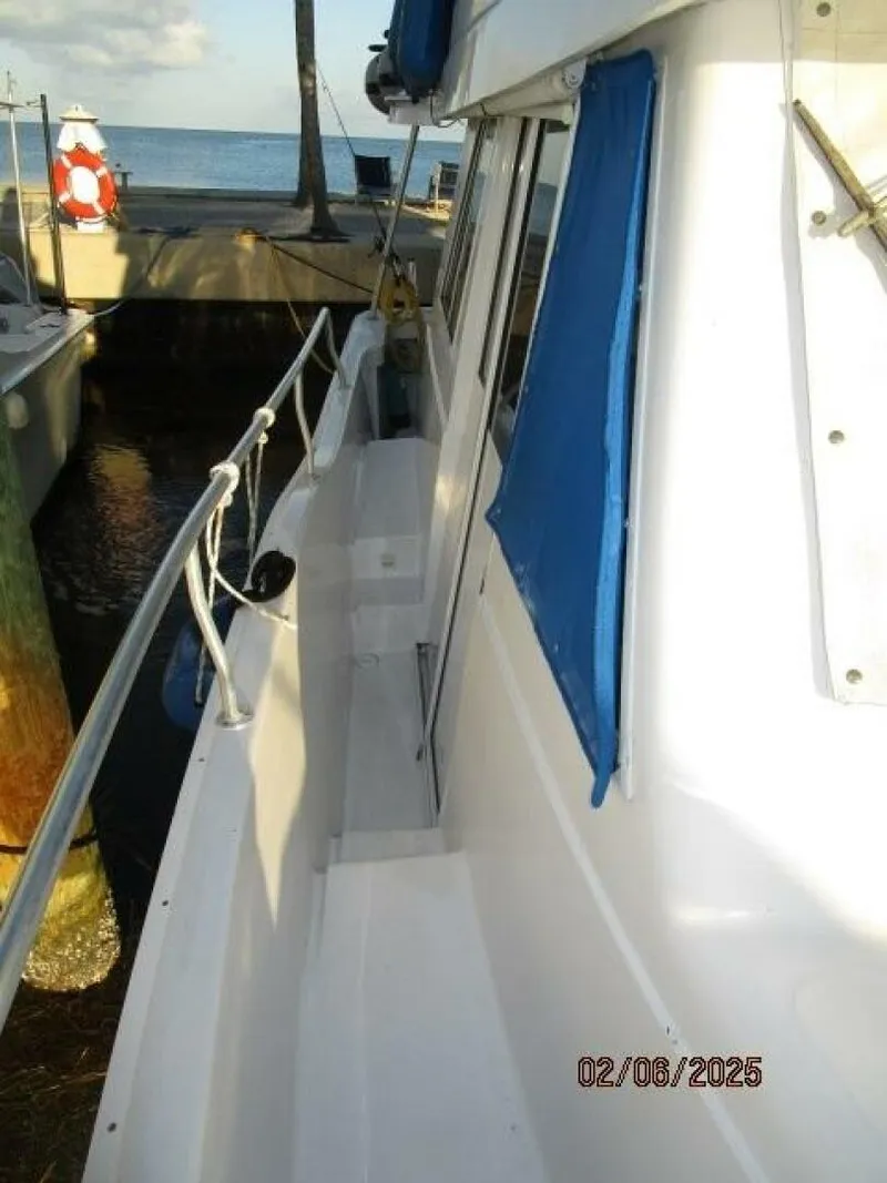 Slide: The Image of 39' Mainship starboard side deck1 - 5034531