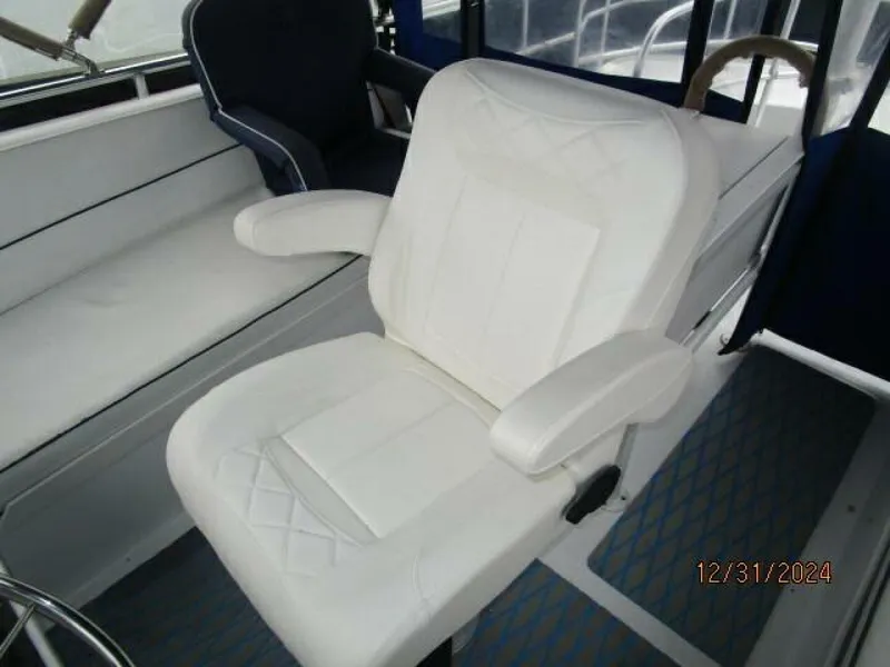 Slide: The Image of 39' Mainship flybridge helmseat - 4911703