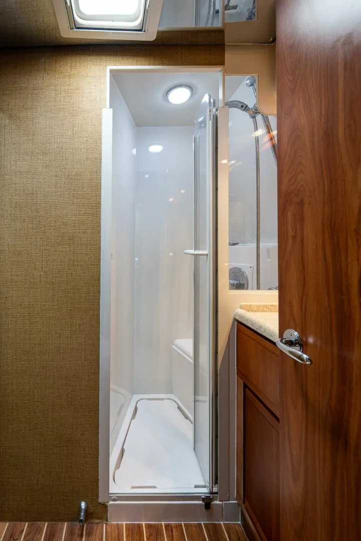 Slide: The Image of Bertram 57 NINE - Forward Guest Head 2008 Bertram 57 570 NINE - 4913104