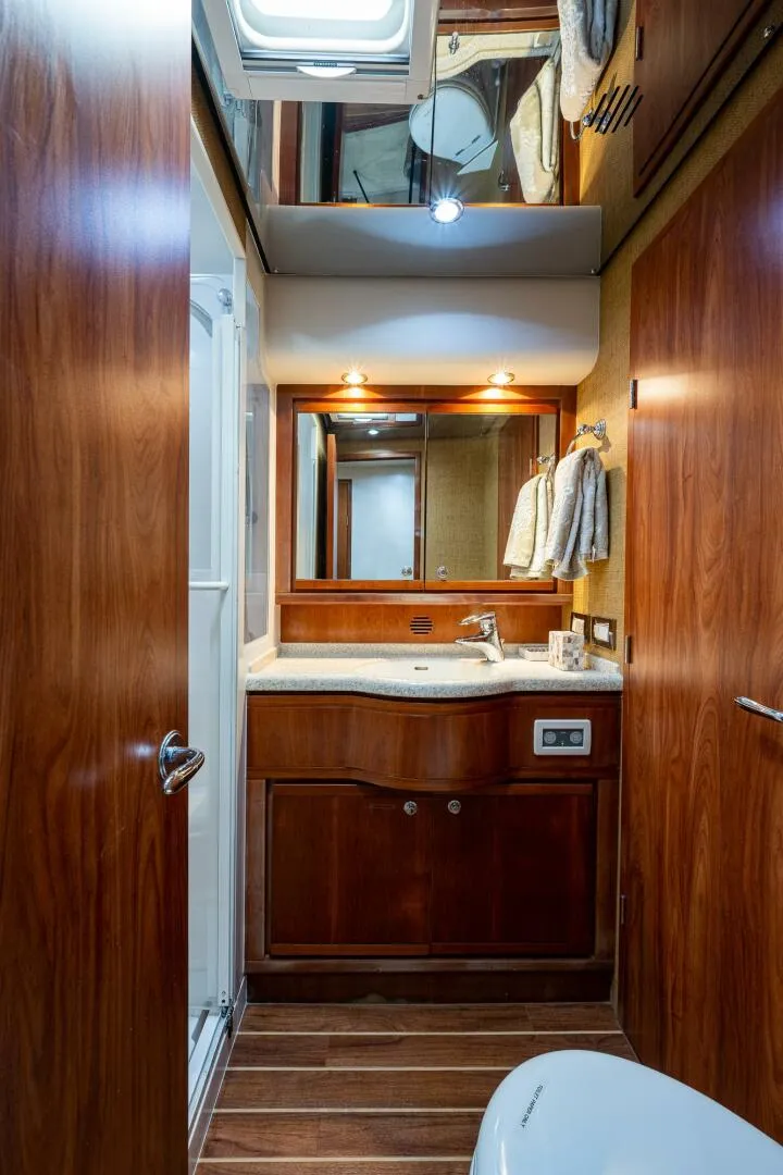 Slide: The Image of Bertram 57 NINE - Forward Guest Head 2008 Bertram 57 570 NINE - 4913105