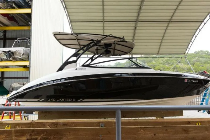 Slide: The Image of Yamaha 242 Limited E-Series 2016 - 5055193