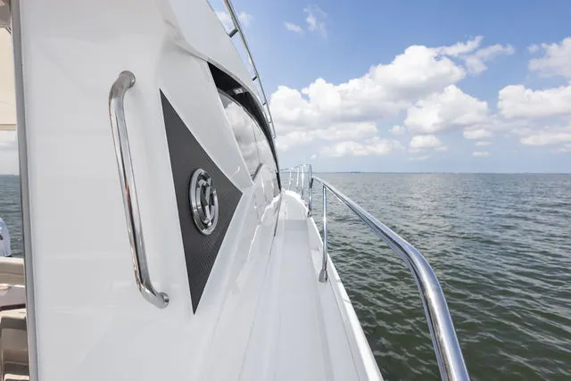 Slide: The Image of Cruisers Yachts 3372 2002 - 11