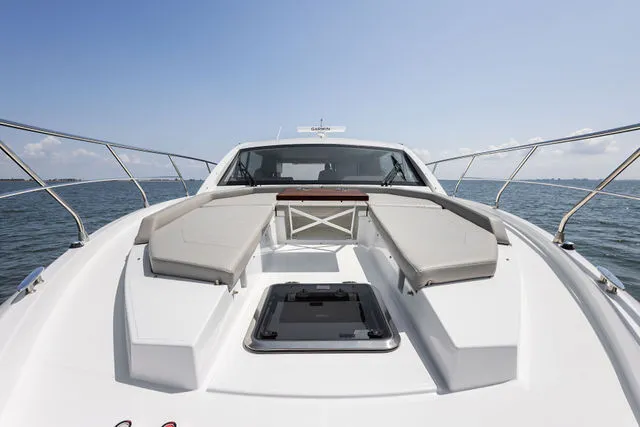 Slide: The Image of Cruisers Yachts 3372 2002 - 15