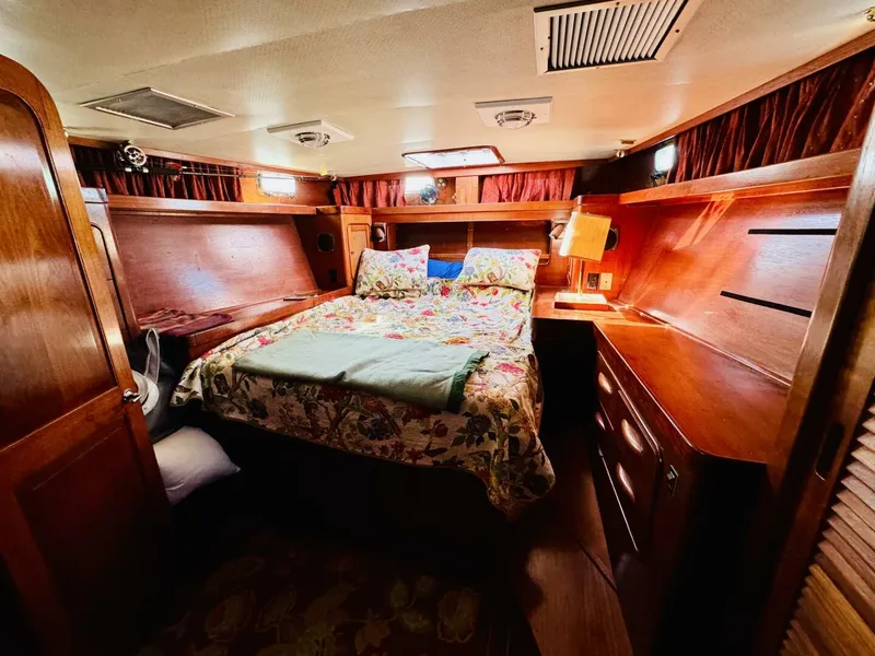 Slide: The Image of Gulfstar 47 Sailmaster Aft Cabin 1980 - 4931814