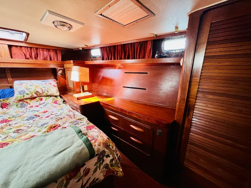 Slide: The Image of Gulfstar 47 Sailmaster Aft Cabin 1980 - 4931817