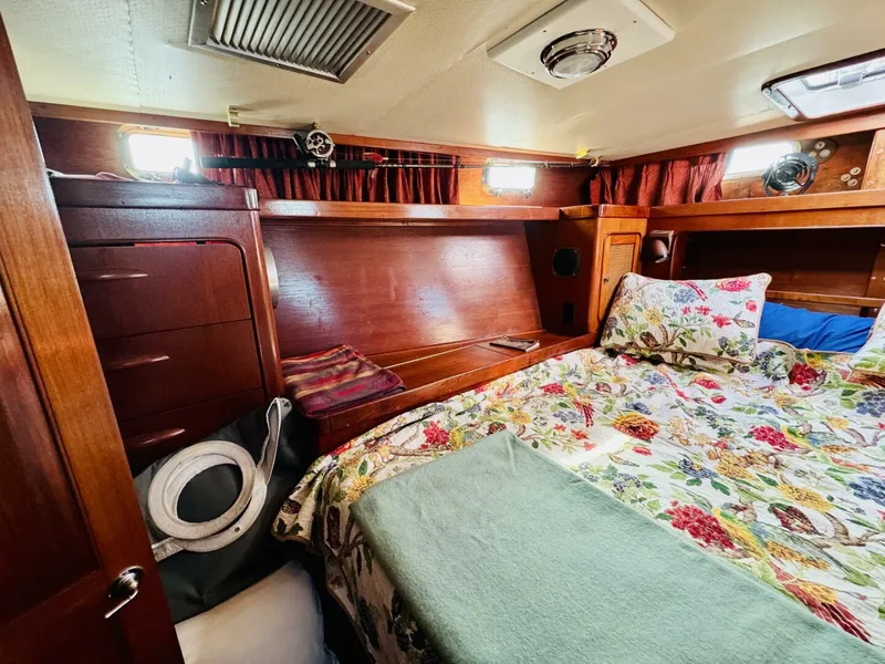 Slide: The Image of Gulfstar 47 Sailmaster Aft Cabin 1980 - 4931820