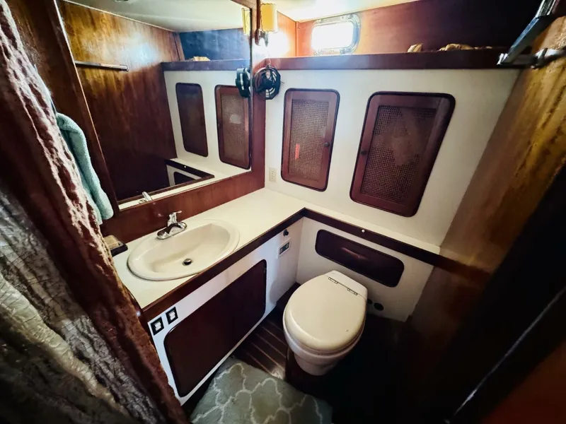 Slide: The Image of Gulfstar 47 Sailmaster Aft Cabin 1980 - 4931822