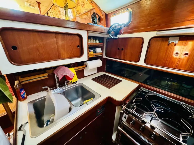 Slide: The Image of Gulfstar 47 Sailmaster Aft Cabin 1980 - 4931834