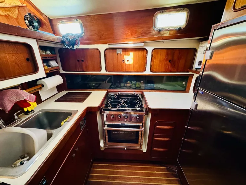Slide: The Image of Gulfstar 47 Sailmaster Aft Cabin 1980 - 4931835