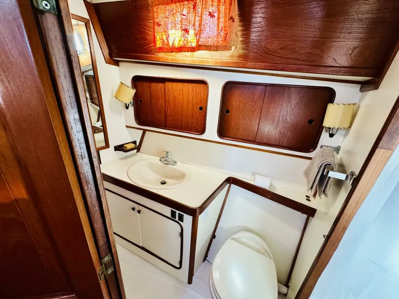 Slide: The Image of Gulfstar 47 Sailmaster Aft Cabin 1980 - 4931840